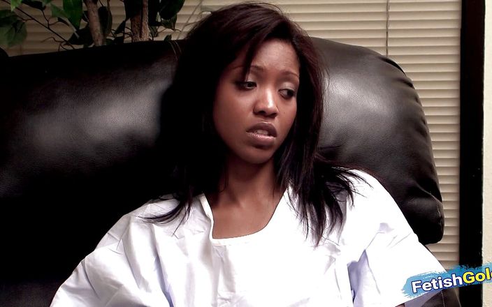 Fetish Gold: Lesbische milf dokter verleidt jonge zwarte babe