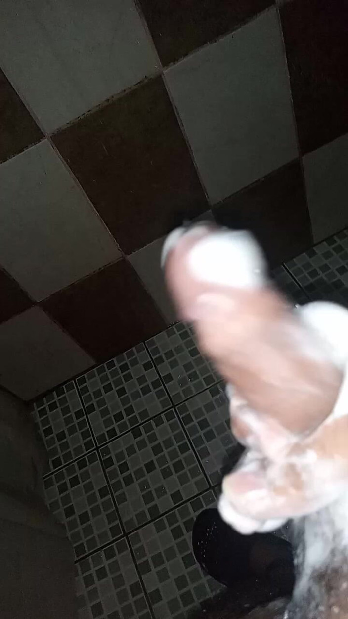 Cute boy jerks off: Lelaki Bawa Mandi Untuk Melancap