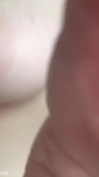 Merce posa sensualmente in un set di lingerie gialla, tette enormi