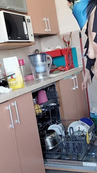 Seksowna naga macocha w kuchni amatorska żona robi prace domowe nago.