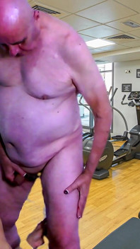 가라바와 올프와 함께하는 체육관에서 면도