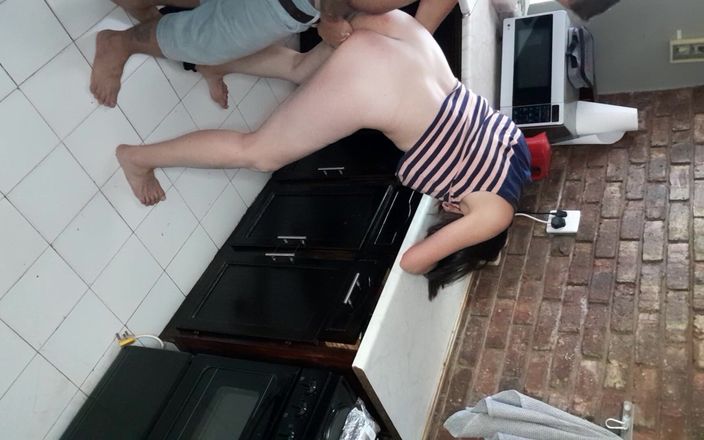 Bigjoefuckalott: Překvapil sousedovu manželku kuchyňským šukáním