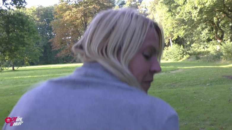 Miley Weasel: Nadržená děvka v parku poznána a stříká všude !!