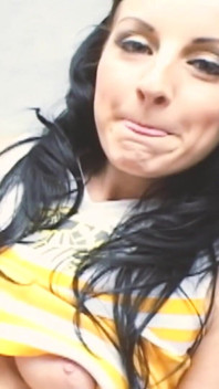 Sexy scéna se zmrzlinou - 1_sexy náctiletá brunetka je ošukaná a nastříkána na obličej v kamionu se zmrzlinou