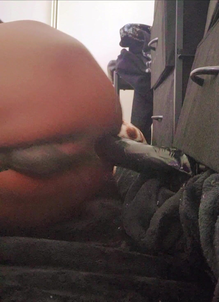Juelz: Bubblebutt nimmt einen großen dildo wie ein profi