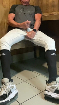 Buff jacked jockdad87 edges en equipo de béisbol en la sauna