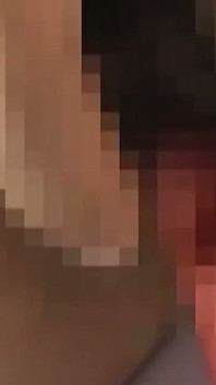 Joven esposa casada monta su gran consolador rojo