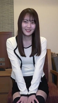 静かな天才、仮面をむき出しにした落ち着き、知的な美しさが、もはや抗えない何かを突然懇願する