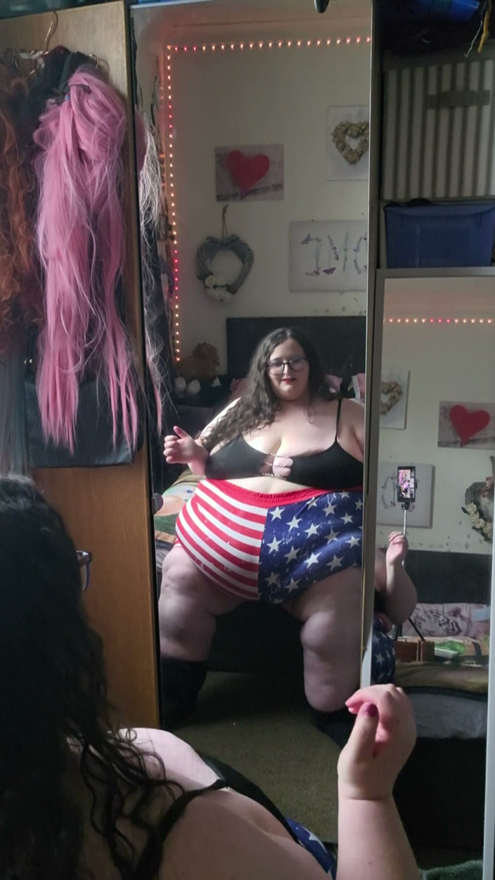 SSBBWLadyBrads: SSBBW Mirror Mirro na parede grandona