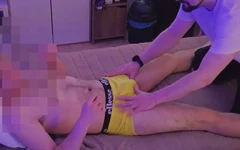 直男（第三位水管工）在我在他面前撸管时，他美味的鸡巴被我吮吸，直到我们都高潮