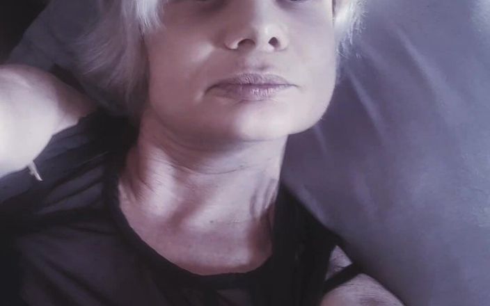 Sofy13: Únete a mí en la cama para mi próximo video...