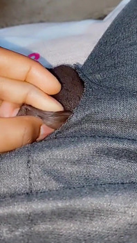 Pequeño pene masturbándose