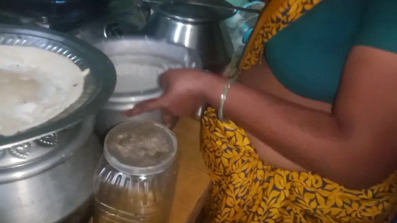 Priyanka314: 德西丈夫在她做饭时挤压妻子的乳房