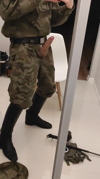 Bir asker askeri subay botlarıyla mastürbasyon yapıyor