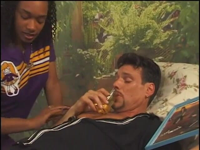 Best Butts: Geile zwarte cheerleader neukt man op bed
