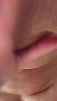 förstapersonsvy du tittar på mig medan du onanerar i olja