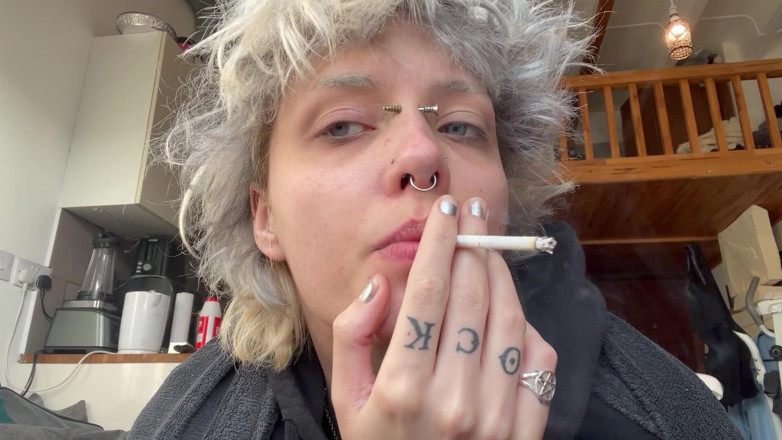 Glitterqueen1999: Fofa gótica fumando um cig em um capuz sem maquiagem