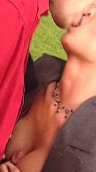 Owłosiona milf cipka rozciągnięta szeroko w brudnym garażu jebanie