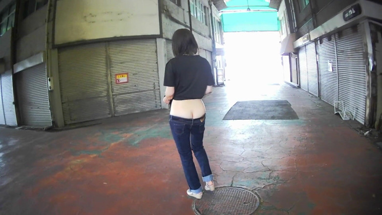 Mayumi Kanzaki: Japan Walking with Her Ass Out Outdoors