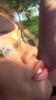 Nena asiática caliente obtiene semen en los pies de extraños
