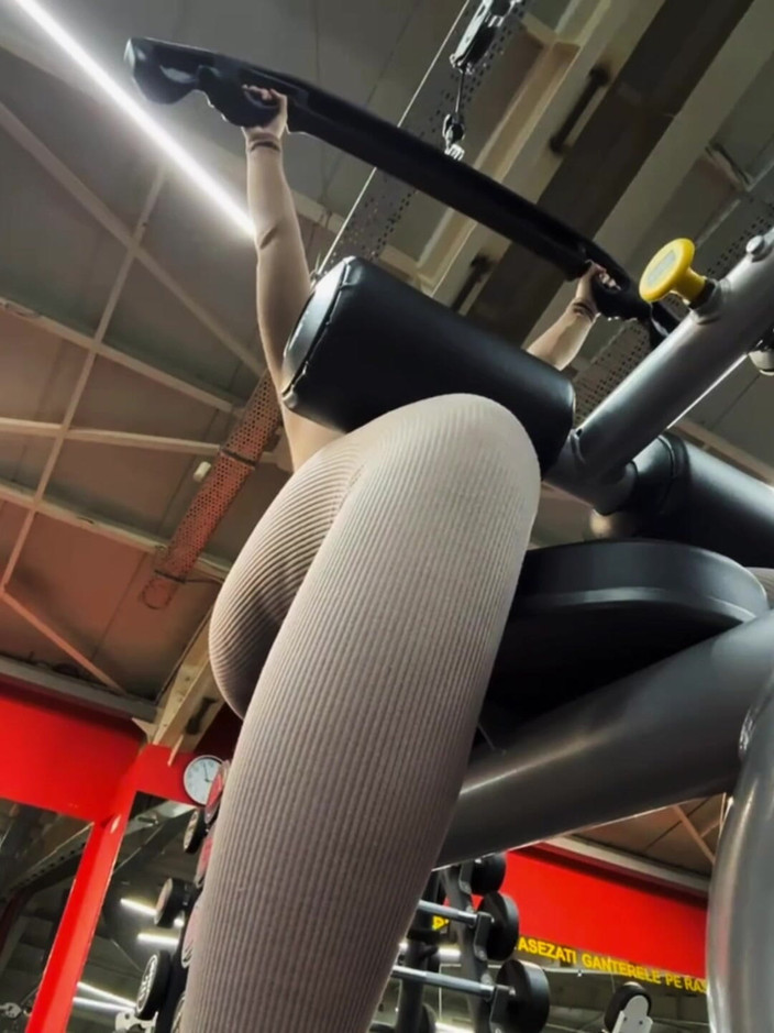 JuiceLussie: Hard trainen in de sportschool met een meisje met een...