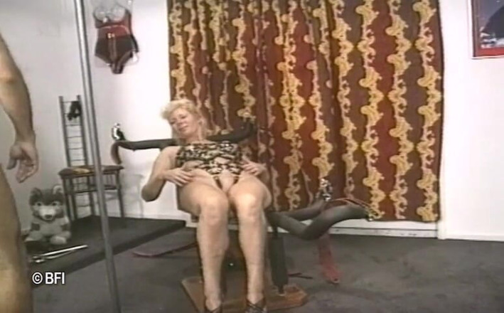 Hardcore slave sex: Електрична пара