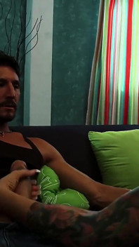 Mason Moore jezdí na tvrdém hřebci, zatímco její manžel se bezbranně dívá