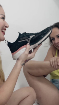 I coinquilini condividono i loro profumi del piede in un'intensa adorazione del piede!