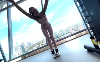 Tommy Stone: Fitte asiatische MILf spielt mit sperma