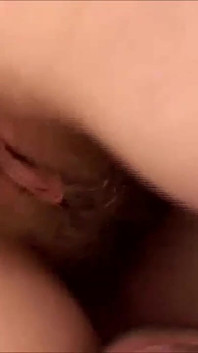 Il filme la salope MILF pendant qu'elle lui donne une pompe et il aime ça