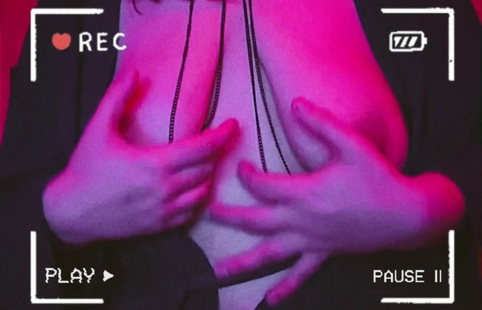 Mrs_KittyCat: Sexy MILFka si hraje s propíchnutými prsy