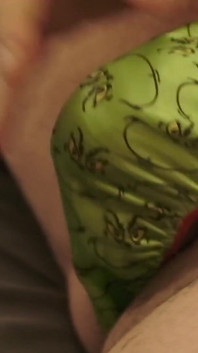 Zelená saténová grinch tanga hra