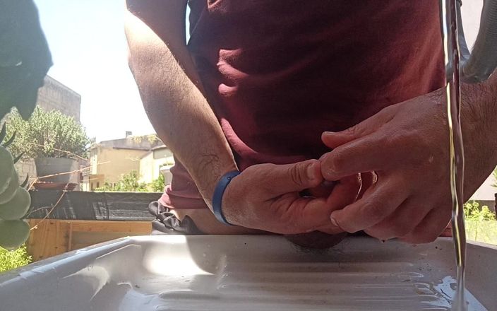 Kinky Guy: Outdoor Summer Pee