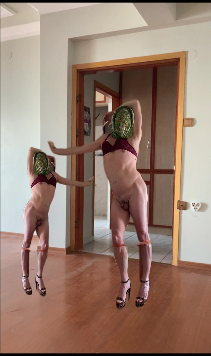 cd_aysemmm: Cu sora mea vitregă de 18 ani:) Care dintre noi este...