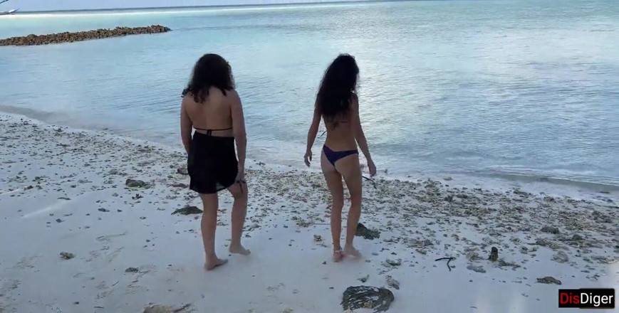 Dis Diger: นมใหญ่คุณแม่เลี้ยงกับลูกสาวโดนฉายปัสสาวะแทนการ曬แดดที่ชายหาด