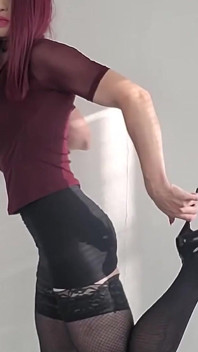 สาวข้ามเพศในกระโปรงสั้นเซ็กซี่และรองเท้าส้นสูง