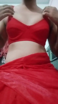 Indický gay crossdresser spodní gaurisissy lisování a hraní s jejími velkými prsy v červeném sárí s Heavy Jwellery