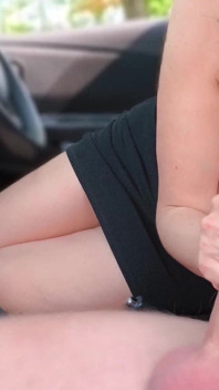 Vrouw zuigt een vreemde in de auto. De eerste publieke dogging. Serie 22222