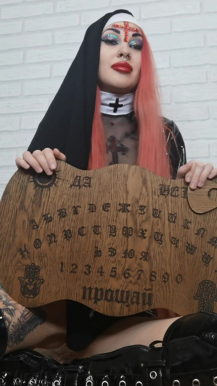 RedFox: Black Widow witch fickt sich in den arsch und masturbiert,...