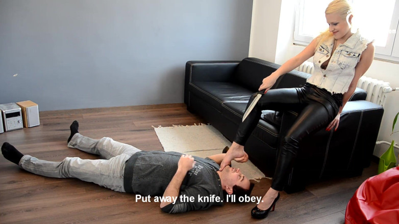 Czech Soles - foot fetish content: Seksowny exactor zastraszanie dłużnika