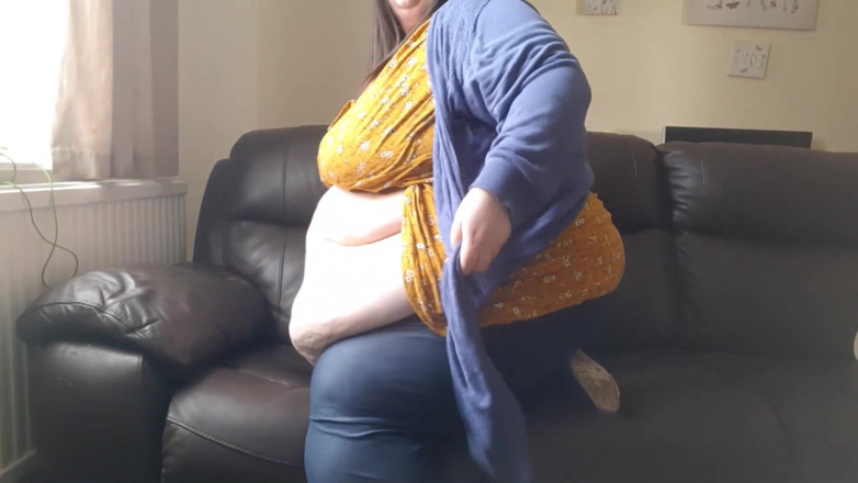 SSBBWLadyBrads: Grandota culona muestra el vientre en el sofá
