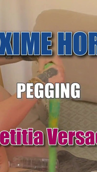 Goth s tetováním a piercingem mi roztáhne zadek pomocí strap-on dilda