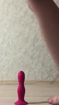 Děvka studentka chce jezdecké dildo