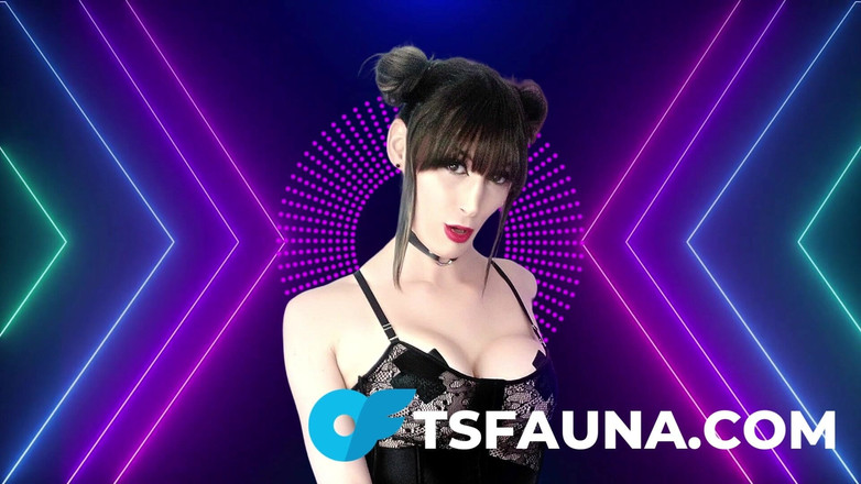 Cali Fauna: ペニスしゃぶるニューハーフ世界チャンピオンが巨大なディルドに乗る