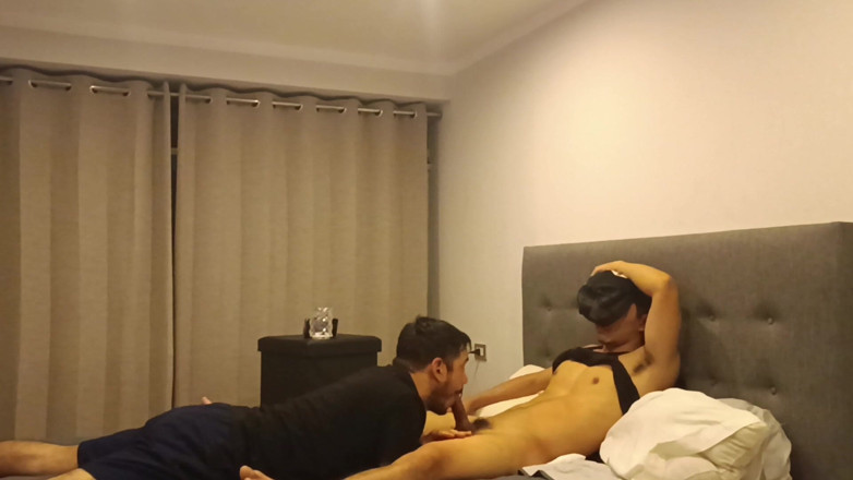 Bare skin man: Dans Les Coulisses, Caméra Dans Le Placard