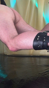 All'interno del Training 28: tuta blu in lattice, sospensione, fisting e infilzamento in un calore estremo