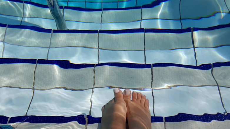 Fetish intimmedia: Foot fetish play in pool