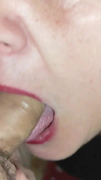 Ateşli orta yaşlı seksi üvey anne üvey oğluna sakso çekiyor ve ağzına boşaltıyor