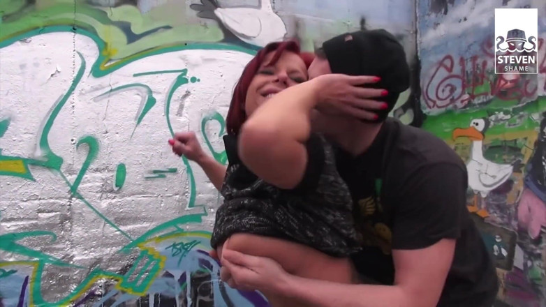 Steven Shame: De quatro ao ar livre: milf ruiva tatuada fodida com...