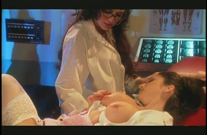 Radical Lesbian: Sex lesbian cu o mamă sexy incitantă și iscusită